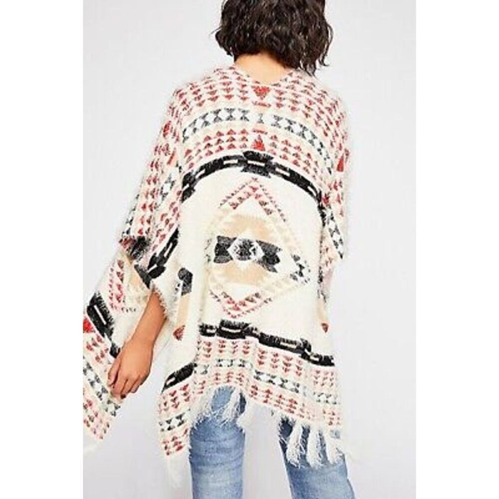 A Beautiful Soul Boho Chunky Knit Eyelash Fringe Tassel Poncho Shawl Size OS